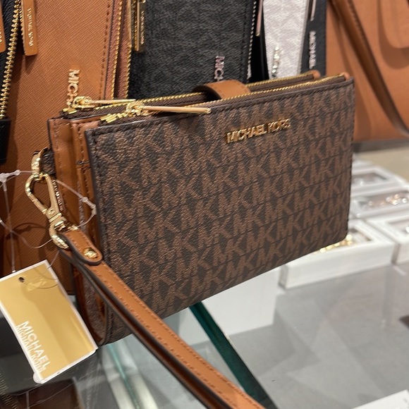 MICHAEL KORS LARGE DOUBLE ZIP WRISTLET PHONEHOLDER WALLET CLUTCH
Brown - Picture 15 of 16